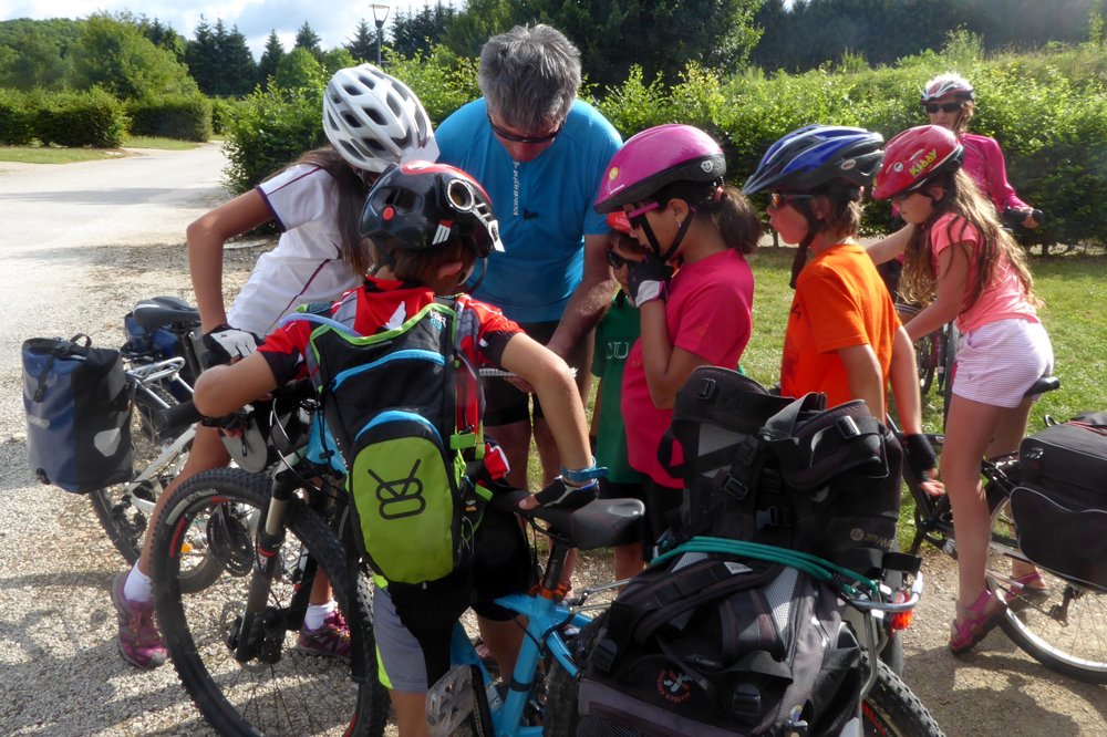 Photo d'enfants qui voyagent à vélo.