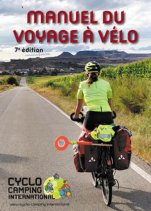 Couverture de la 7e et dernière édition du Manuel du voyage à vélo édité par Cyclo-camping International (2025).